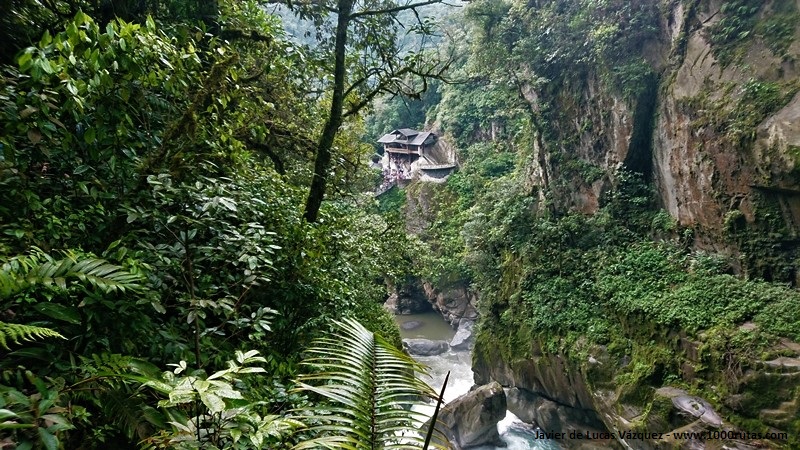 Cascada de El Pailón del Diablo, cerca de Baños de Agua Santa.