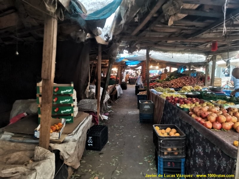 Mercado de frutas cerca de la gran mezquita de Casablanca