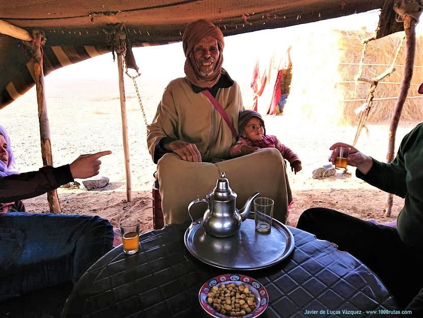 Tomando el te en las dunas de Merzouga