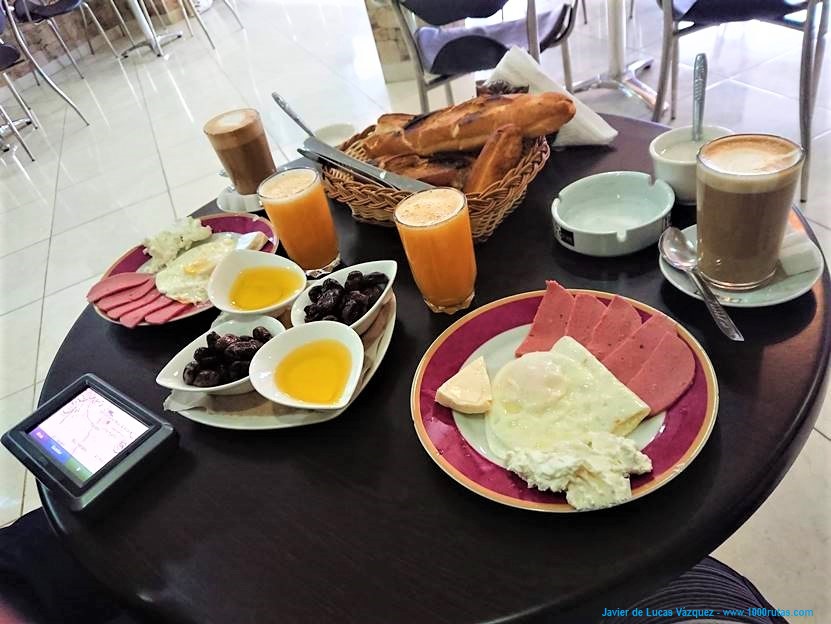 Desayunando en Chaouen