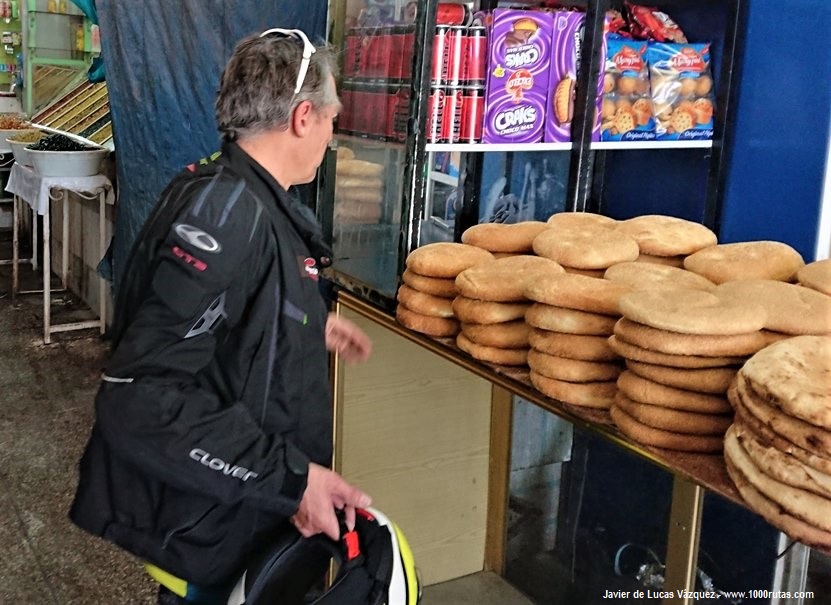Comprando hogazas de pan en un puesto del mercado en Er-Rachidia