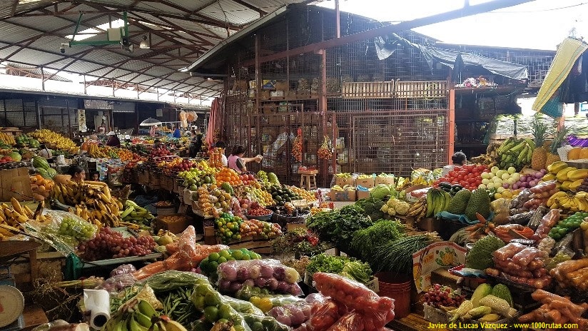 Área de frutas , verduras y productos agrarios del Mercado de la Feria Libre, en Cuenca, junto a la Carretera Panamericana.