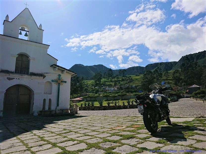 La iglesia de Susudel, en la pradera al pié de las montañas que la separan de Santa Elena