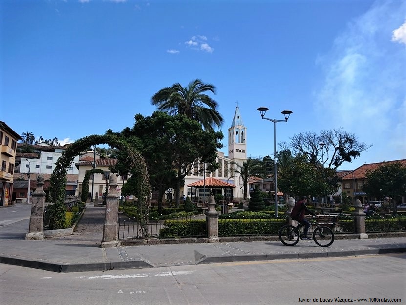 Jardines de la Plaza Principal de Oña, con la Iglesia diminando la plaza.