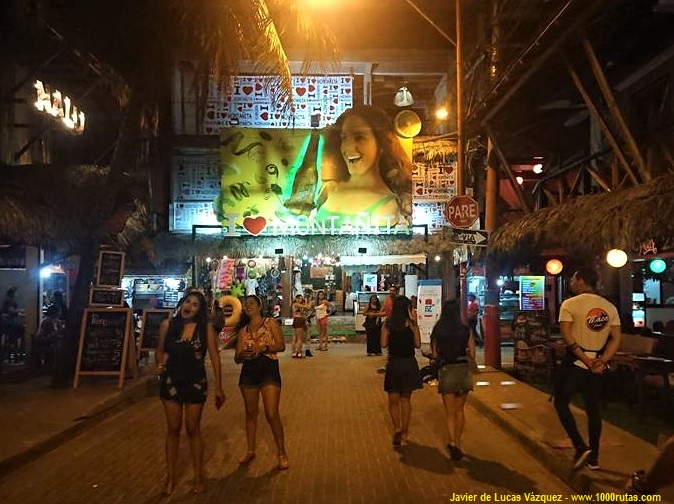 Montañita, en la península de Santa Elena es famoso por sus playas y sus de calles llenas de animados bares, discotecas y restaurantes.