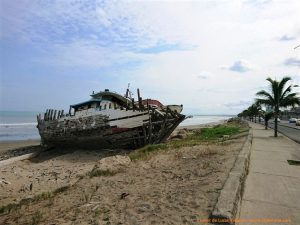 Barcos varados en la costa de Manta esperando reparación