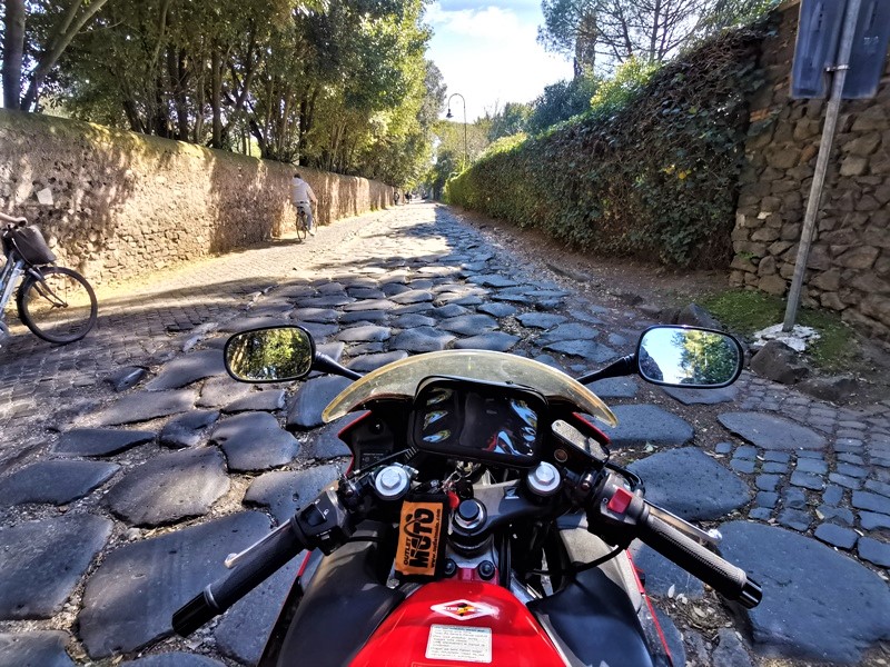 Recorriendo Vía Appia Antica, en la red de carreteras nacionales que los romanos construyeron hace 20 siglos.