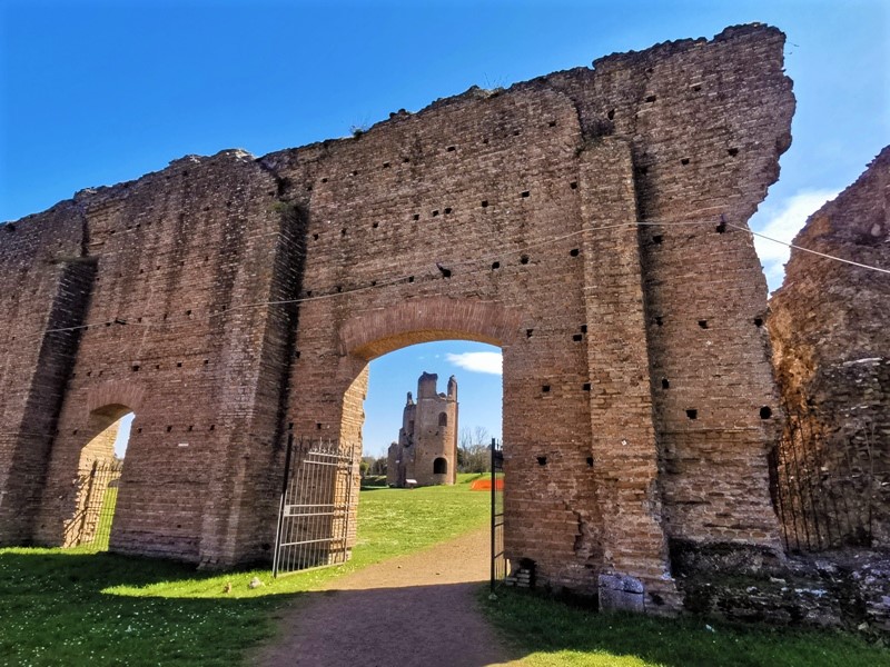 Torre del Circo Massenzio desde el Mausoleo Romolo, en la Villa de Massenzio