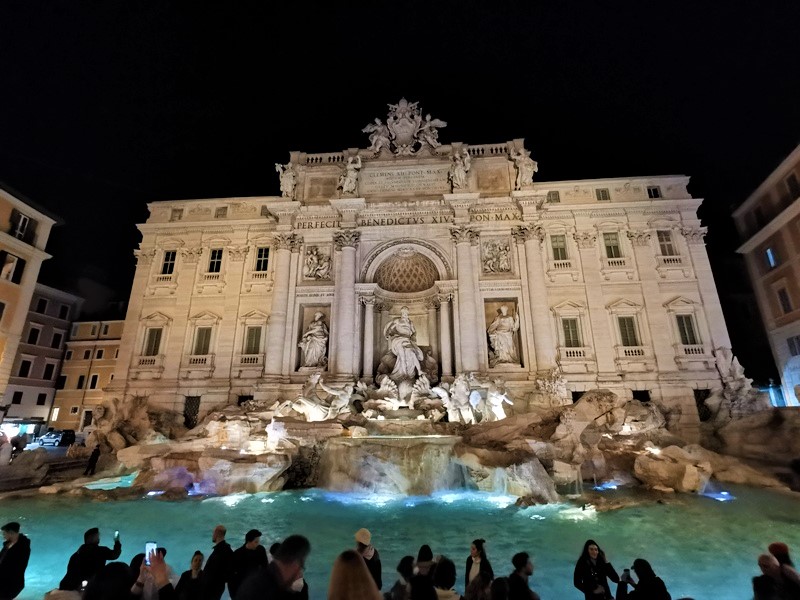 Disfrutar en la noche de la Fontana de Trevi, uno de los grandes placeres que brinda Roma