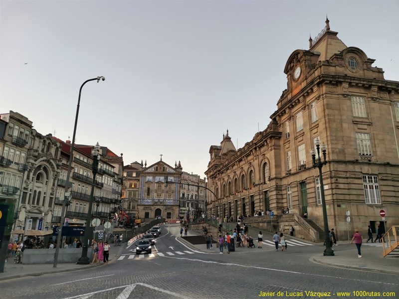 A la derecha, la Estación de Sao Bento de Oporto