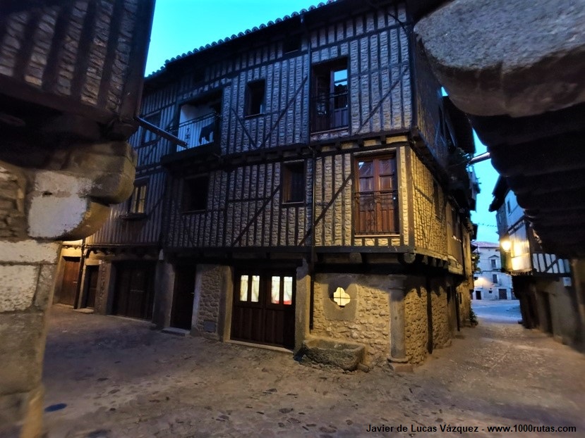 Hermosas calles de arquitectura tradicional en La Alberca 