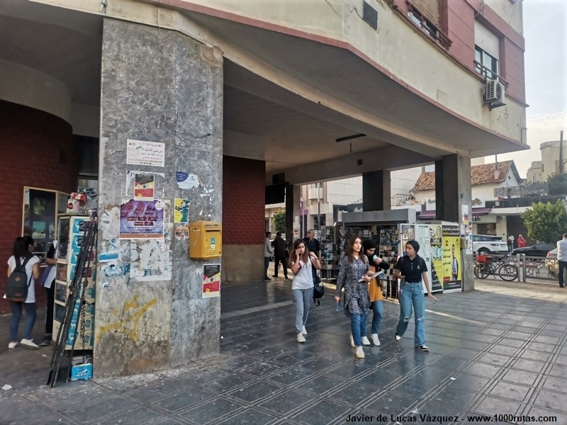 Mujeres caminan sin velo por las calles de Mequinez