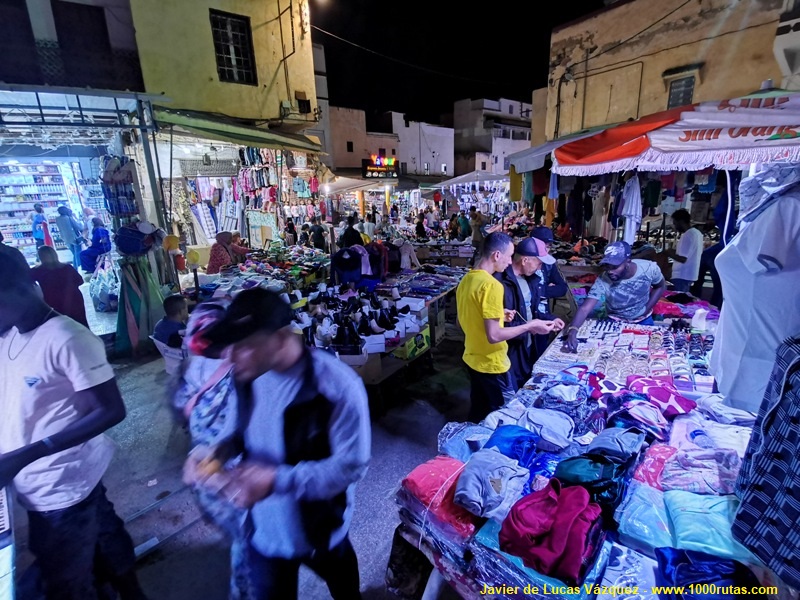 El animado mercado de Mequinez por la noche