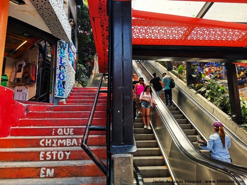 Escaleras de acceso a la Comuna 13