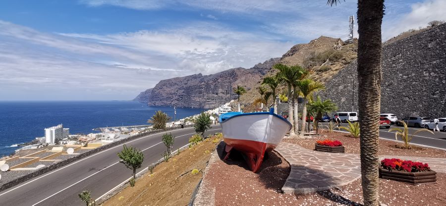 Vistas del Puerto de Santiago con los Acantilados de Los Gigantes al fondo
