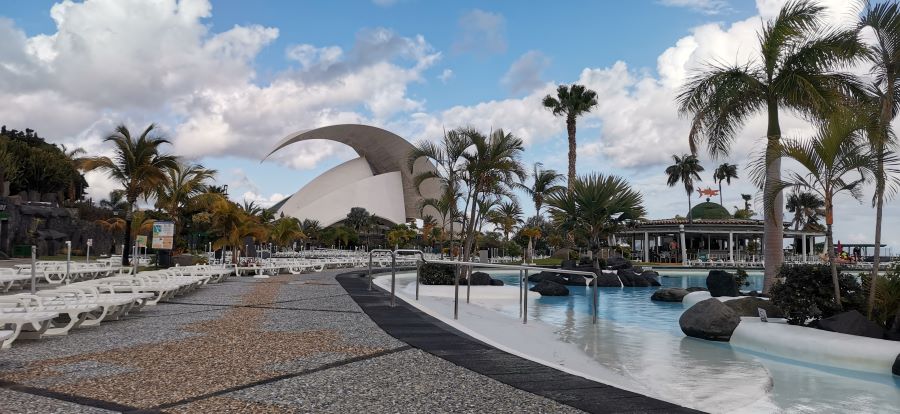 Parque marítimo de Cesar Manrique con el Auditorio de fondo.