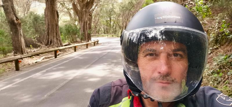 Subiendo en moto por el P.N. del Anaga