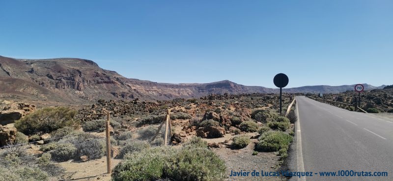 La carretera recorre el altiplano volcánico de camino al colosal pico del Teide.