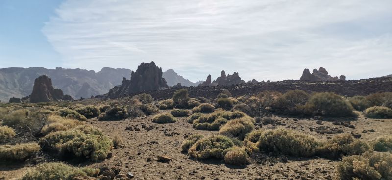 El impresionantemente bello entorno de Roque Cinchado, en el Parque Nacional del Teide (Tenerife, España)