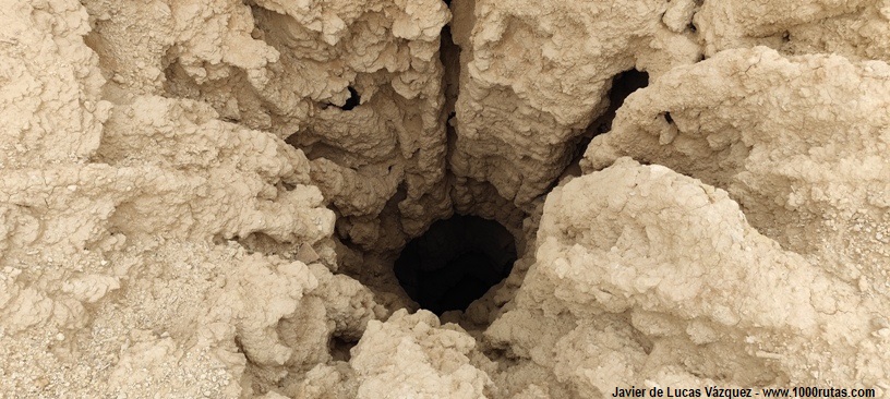 Boca de un pozo en el desierto.
