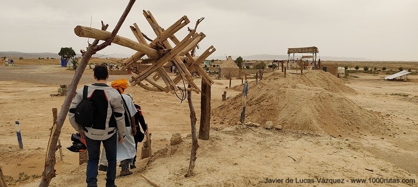 Miles de pozos se alinean a lo largo del desierto