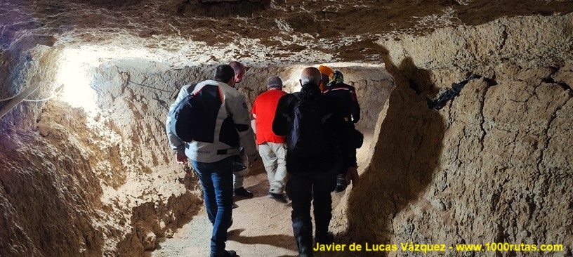 Caminando por la galería interior, bajo los pozos.