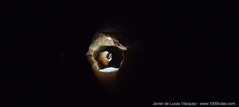 La luz entra por la boca de los pozos iluminando tenuamente la galería.