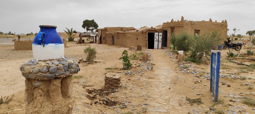 Una rústica tienda ofrece te, especias,, artesanías y coloridos pañuelos junto a los pozos de El Khattara
