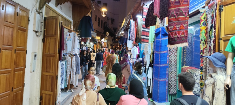 Bullicio en los comercios de la medina de Fez