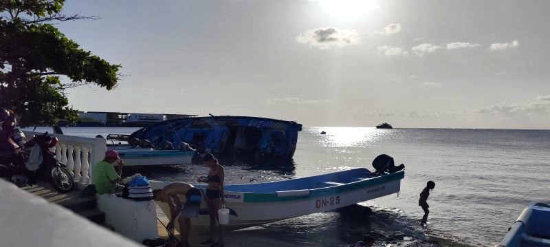Malecón de San Miguel de Cozumel. Niños, pescadores, gente bebiendo cerveza.