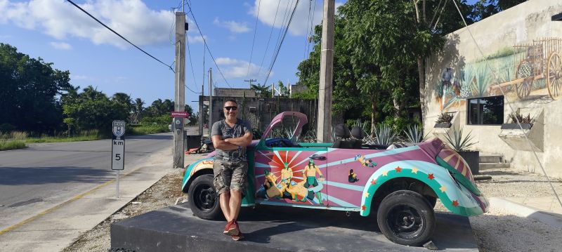 Un típico y muy decorado escarabajo mejicano, cerca de San Miguel de Cozumel.