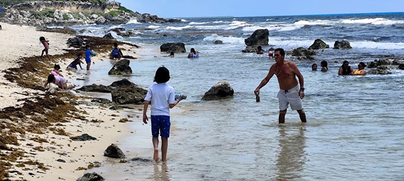Familias en la playa junto a Punta Morena