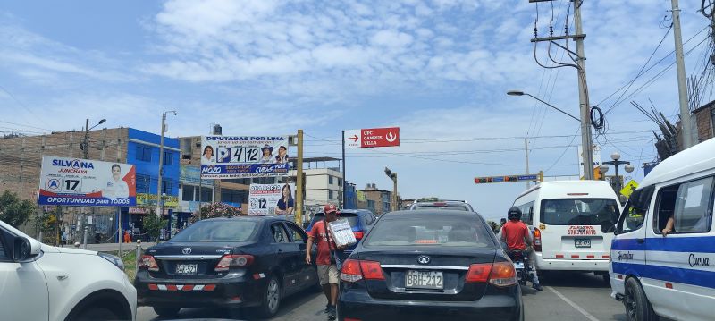 El denso tráfico al acceder a la Panamericana, al sur de Lima