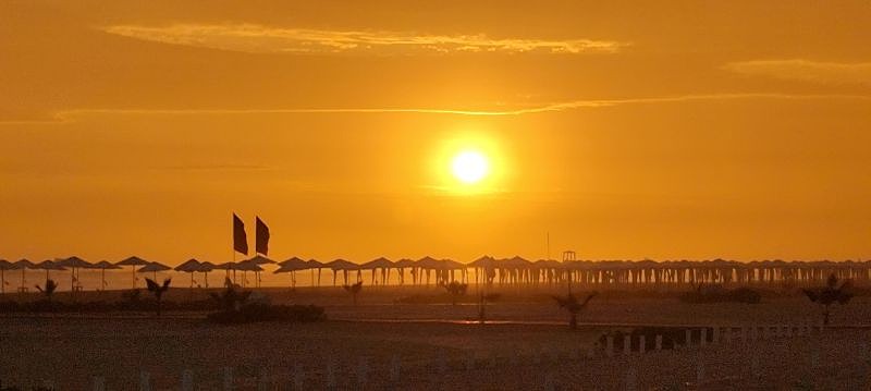 El anochecer de Playa Bonita (Asia, Perú), finales del verano meridional.