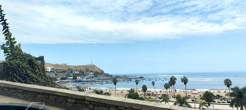 El Puerto de los Pescadores, al pie, abandonando la costa verde de Lima por el sur.
