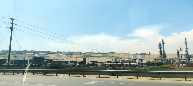 Instalaciones industriales junto a la Panamericana, al sur de Lima.