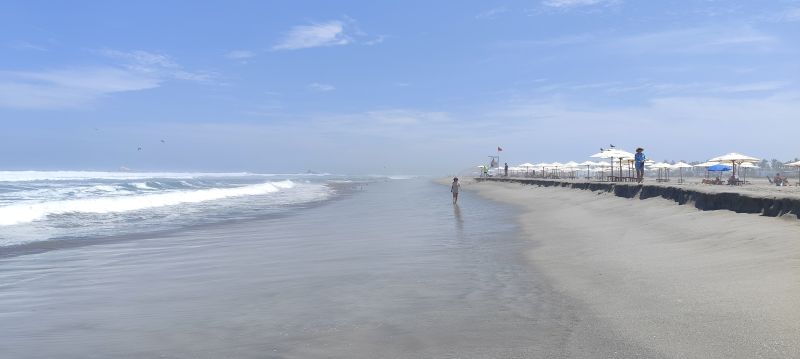 Kilómetros de costa de fina arena se extienden a ambos lados desde Playa Bonita.