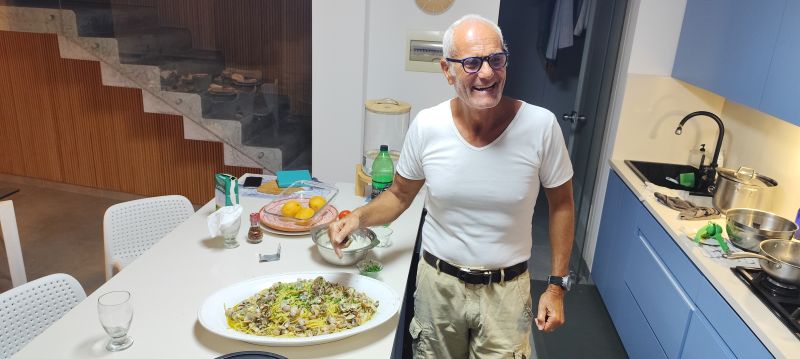 Antonio cocina sus Spaghetti e vongole