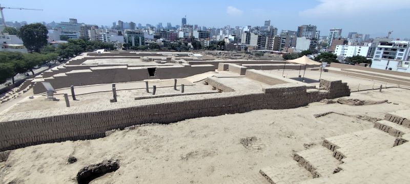 La cima de la Pirámide de Pucllana, con el área urbana de Lima al fondo