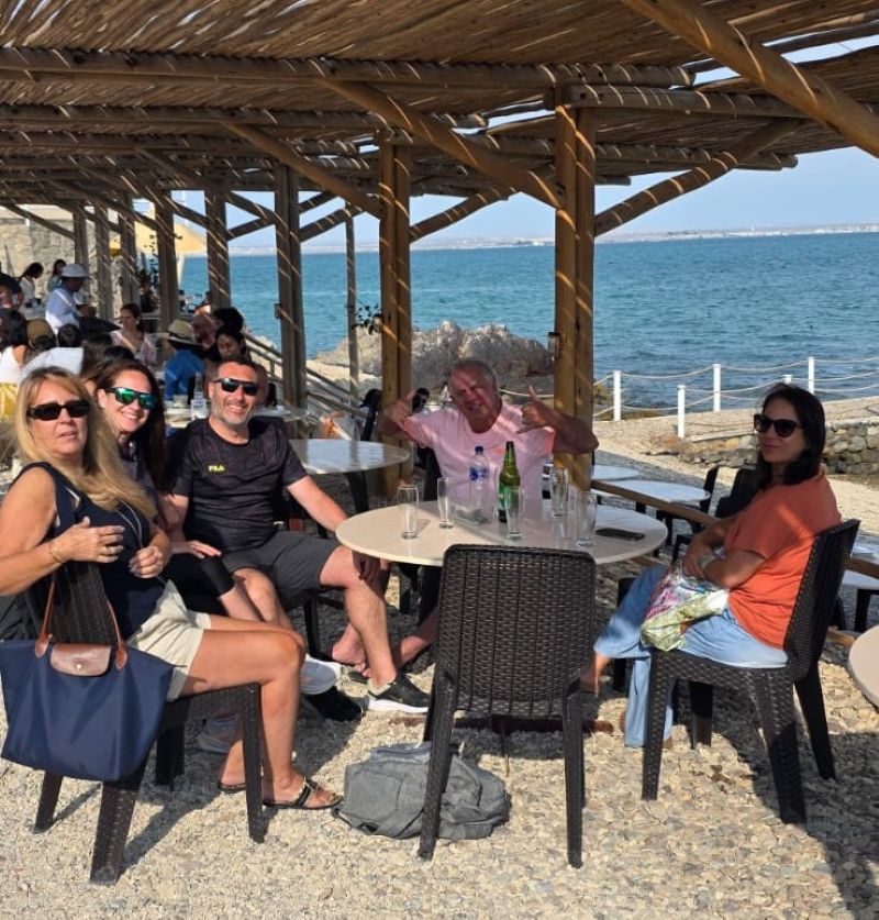 Piero nos saca una foto mientras comemos en Paracas. Nos hemos reunido Cone y José, Micha y Piero, May y yo,