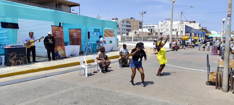Negras bailando junto al embarcadero de Paracas