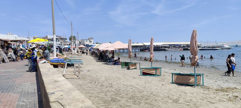 El mercadillo junto a la playa, en el Malecón de Paracas