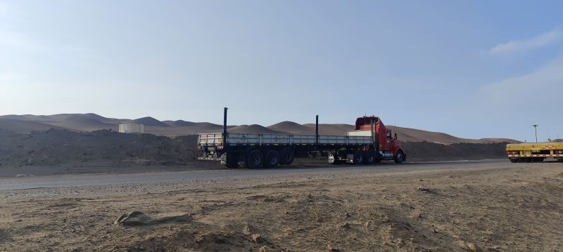 Camiones cerca del Puerto industrial de Paracas