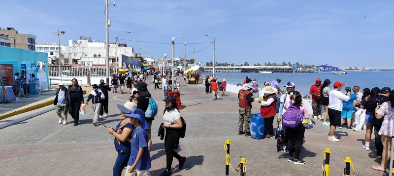 En el Malecón de Paracas