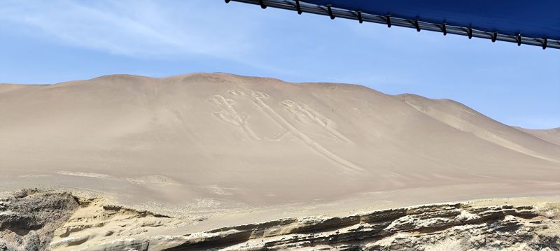 Petroglifo del Candelabro, visto desde una lancha.