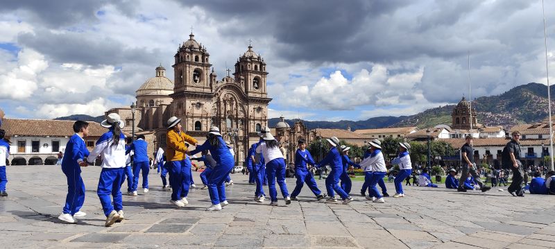 Niños de colegio ensayan sus danzas frente a la Catedral de Cuzco