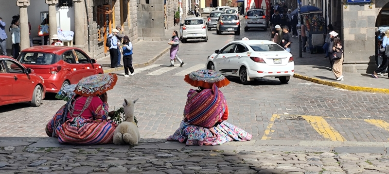 Indígenas andinas con sus trajes tradicionales en la Plaza de Cuzco
