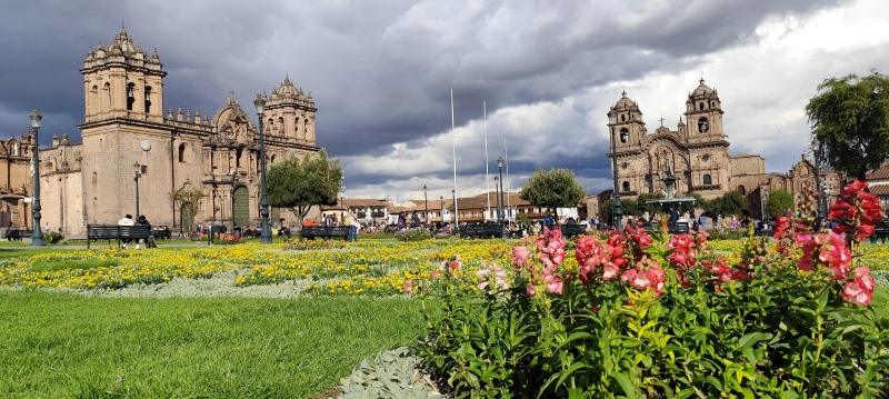 La Catedral de Cuzco (izquierda) y el Templo de La Compañía de Jesús (derecha), compiten visualmente en la Plaza de Armas de Cuzco