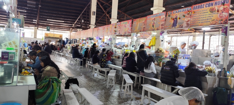 Puestos de comida en el Mercado de San Pedro, en Cuzco