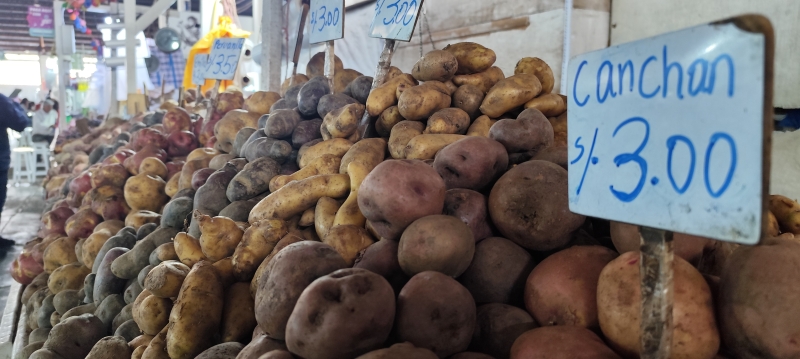 La gran cantidad de tipos de patatas empleados en la cocina peruana se puede comprar en el Mercado de San Pedro, en Cuzco.